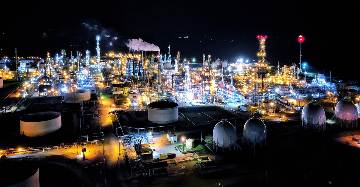 Una plataforma petrolífera vista de noche